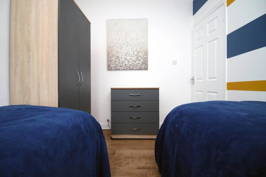 Holiday House For 7 Guests, Free Wi-Fi & Self Check-In Explore Newport Villa Esterno foto