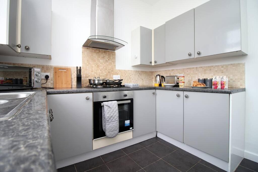 Holiday House For 7 Guests, Free Wi-Fi & Self Check-In Explore Newport Villa Esterno foto