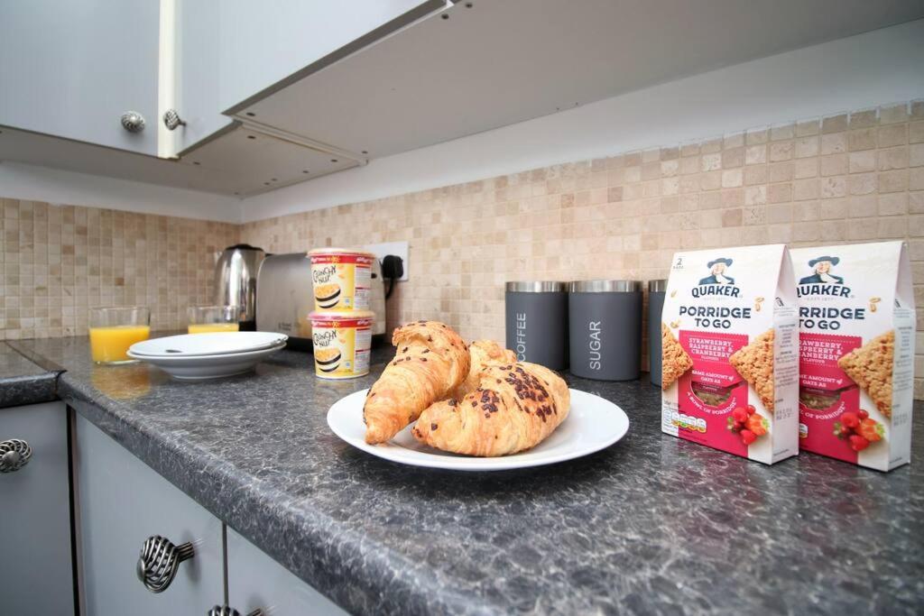Holiday House For 7 Guests, Free Wi-Fi & Self Check-In Explore Newport Villa Esterno foto