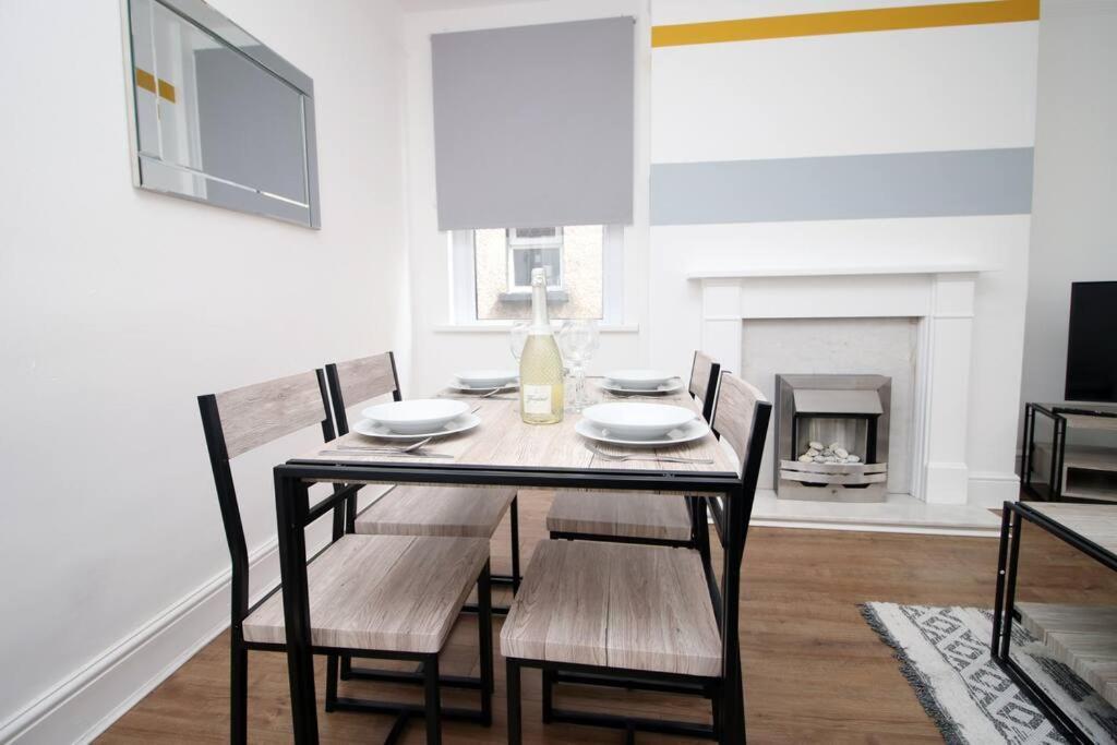 Holiday House For 7 Guests, Free Wi-Fi & Self Check-In Explore Newport Villa Esterno foto