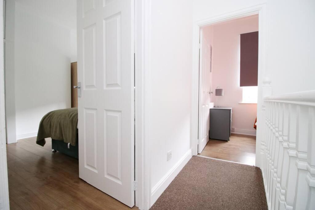 Holiday House For 7 Guests, Free Wi-Fi & Self Check-In Explore Newport Villa Esterno foto