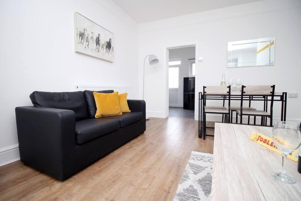 Holiday House For 7 Guests, Free Wi-Fi & Self Check-In Explore Newport Villa Esterno foto