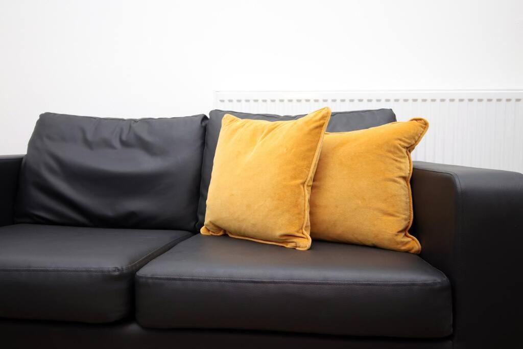 Holiday House For 7 Guests, Free Wi-Fi & Self Check-In Explore Newport Villa Esterno foto