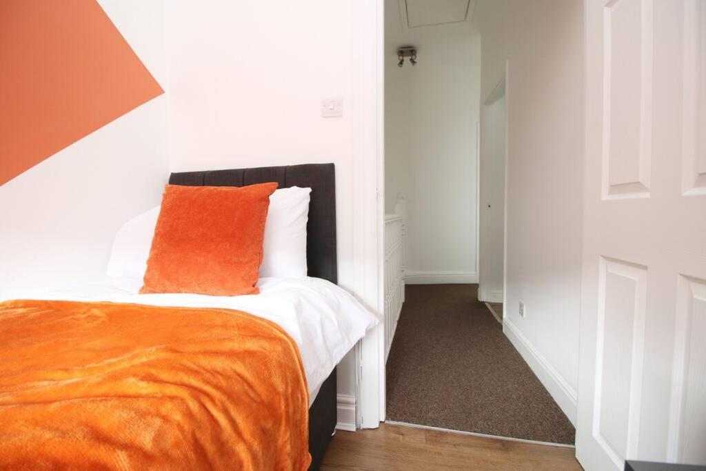 Holiday House For 7 Guests, Free Wi-Fi & Self Check-In Explore Newport Villa Esterno foto