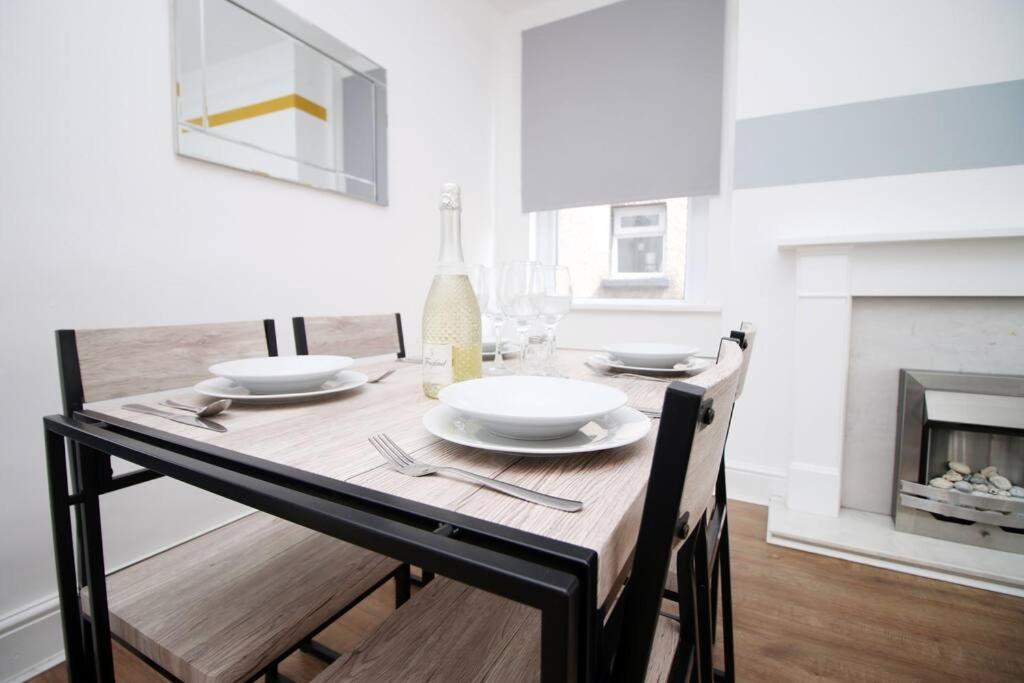 Holiday House For 7 Guests, Free Wi-Fi & Self Check-In Explore Newport Villa Esterno foto
