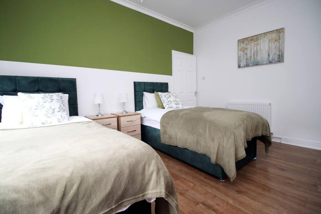 Holiday House For 7 Guests, Free Wi-Fi & Self Check-In Explore Newport Villa Esterno foto
