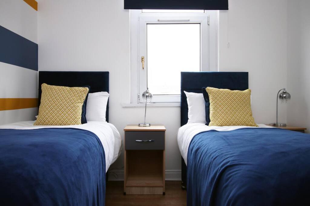 Holiday House For 7 Guests, Free Wi-Fi & Self Check-In Explore Newport Villa Esterno foto
