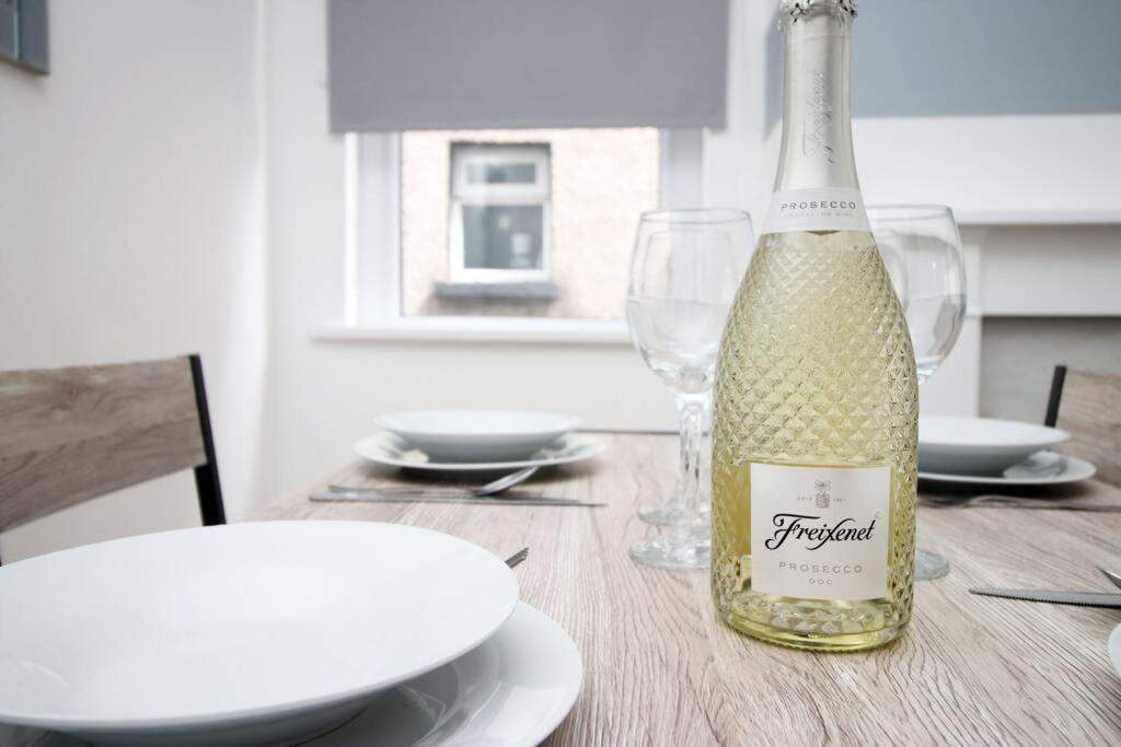 Holiday House For 7 Guests, Free Wi-Fi & Self Check-In Explore Newport Villa Esterno foto