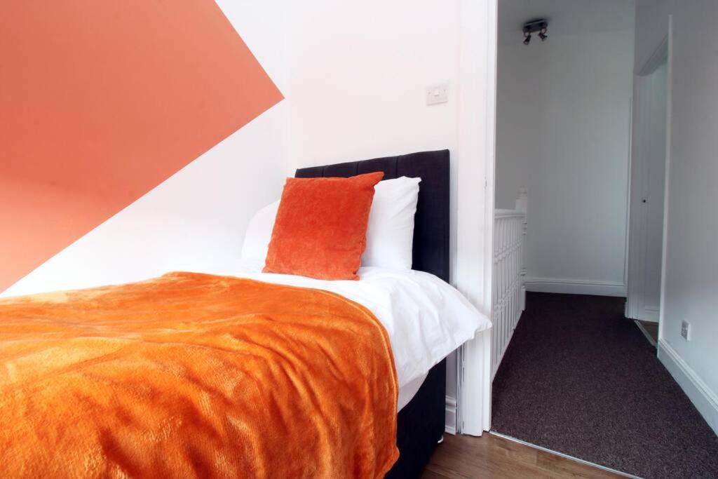 Holiday House For 7 Guests, Free Wi-Fi & Self Check-In Explore Newport Villa Esterno foto