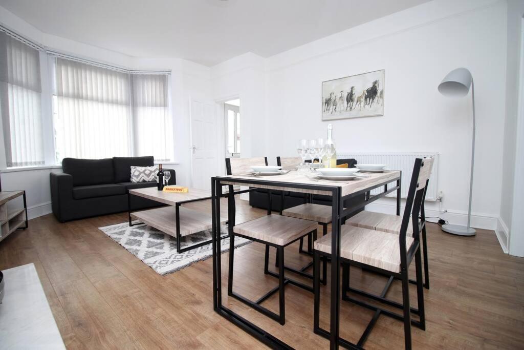 Holiday House For 7 Guests, Free Wi-Fi & Self Check-In Explore Newport Villa Esterno foto