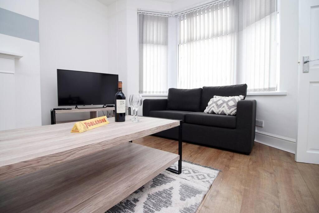 Holiday House For 7 Guests, Free Wi-Fi & Self Check-In Explore Newport Villa Esterno foto
