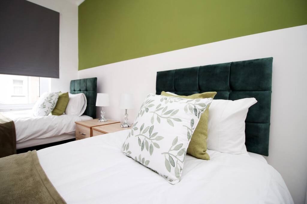 Holiday House For 7 Guests, Free Wi-Fi & Self Check-In Explore Newport Villa Esterno foto