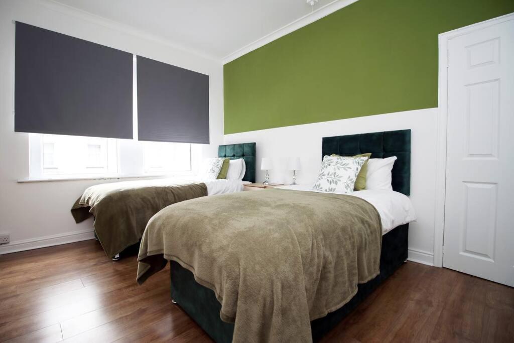 Holiday House For 7 Guests, Free Wi-Fi & Self Check-In Explore Newport Villa Esterno foto