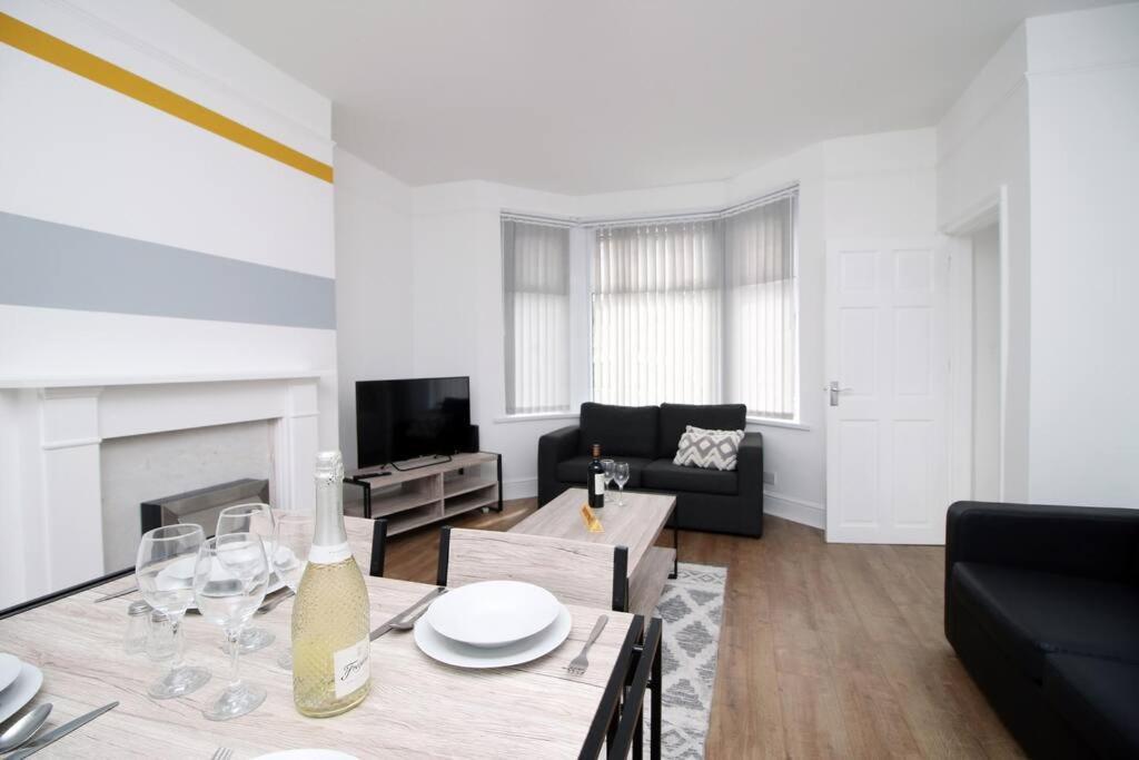 Holiday House For 7 Guests, Free Wi-Fi & Self Check-In Explore Newport Villa Esterno foto