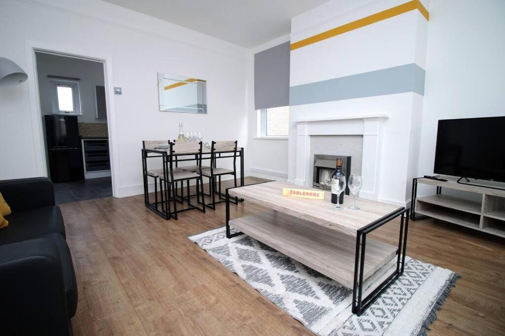 Holiday House For 7 Guests, Free Wi-Fi & Self Check-In Explore Newport Villa Esterno foto