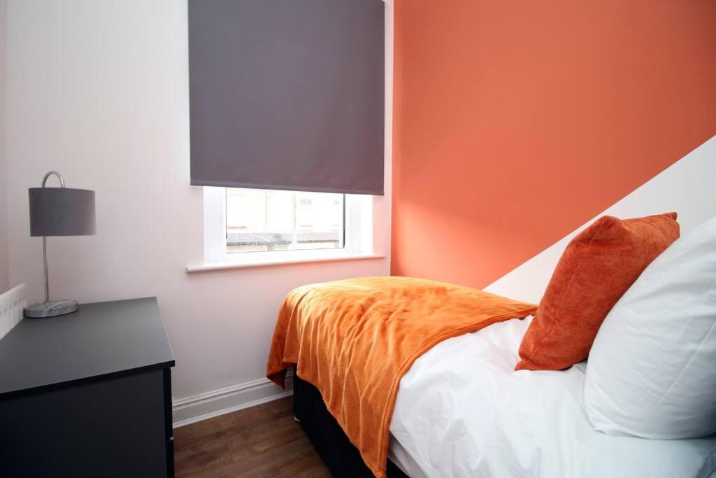 Holiday House For 7 Guests, Free Wi-Fi & Self Check-In Explore Newport Villa Esterno foto
