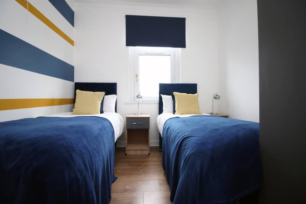 Holiday House For 7 Guests, Free Wi-Fi & Self Check-In Explore Newport Villa Esterno foto